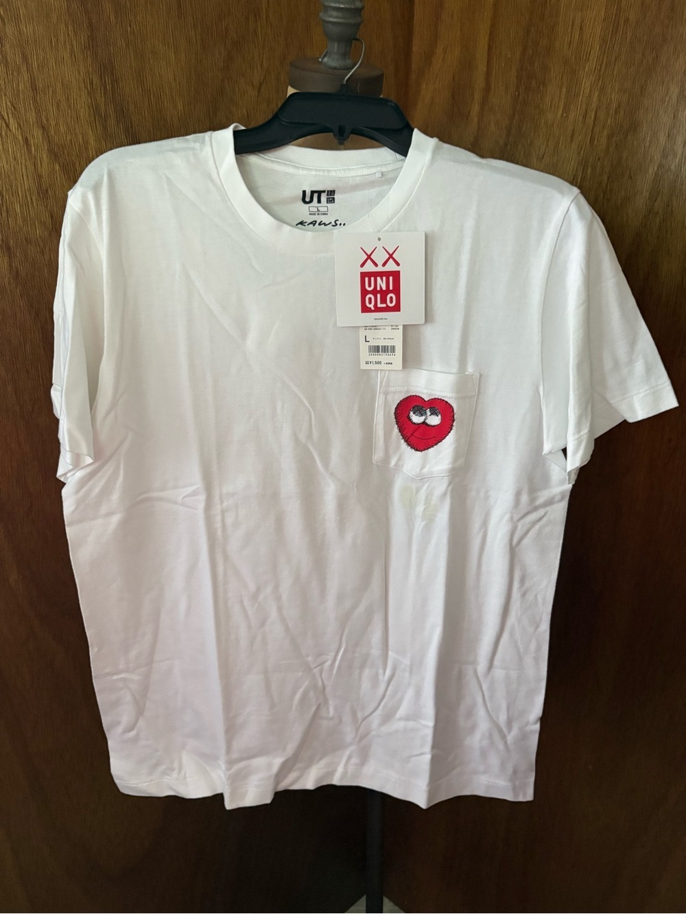 NEW KAWS x UNIQLO 2016 sz L Red Heart Pocket Tee White Short Sleeve Tshirt